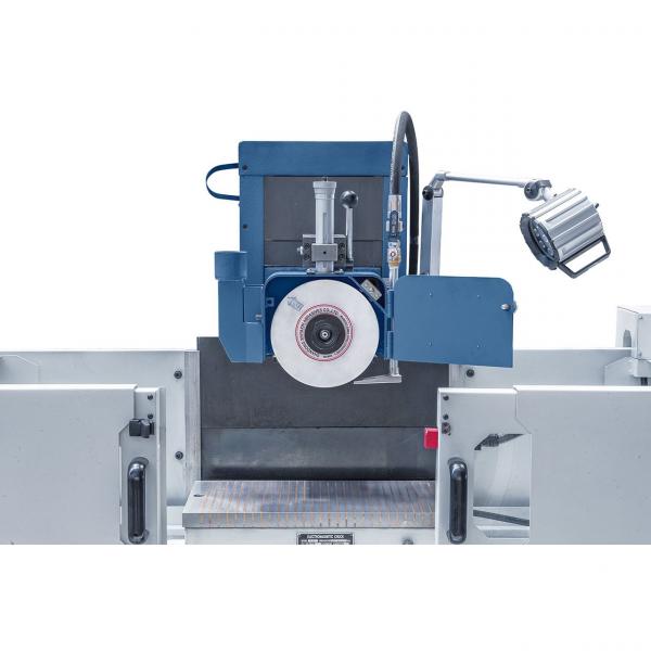Low-vibration running and high accuracy of the grinding spindle thanks to the preloaded special bearings.